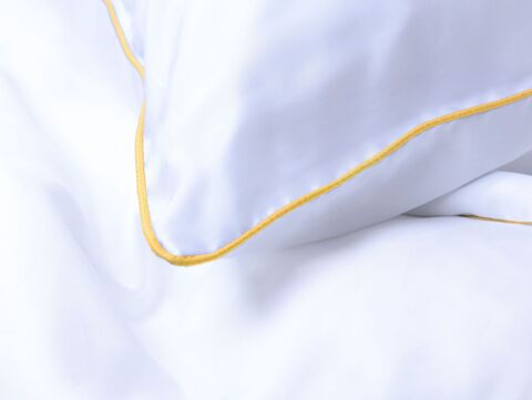 Постельное белье семейное Mollen белое с солнечно-желтым кантом