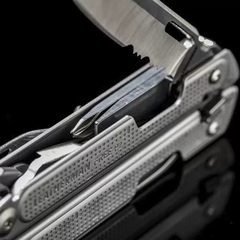 Мультитул Leatherman Free P2 комбинированное лезвие | прямая и зубчатая заточка