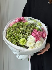 Букет из кустовых пионовивидных роз, гортензии, оксипеталума, хризантемы и диантусов