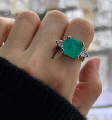 Кольцо с цветными кристаллами в огранке квадрат