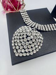 kole-alexandra-rich-s-kristallami-s-podveskoj-serdce