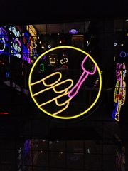 Неоновая вывеска "Маникюр"