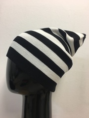 Зимняя двухслойная удлиненная шапочка с полосками. Черно-белые полоски одинакового размера.