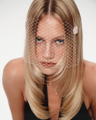 Вуаль розовая с цветами из шелка