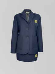 Костюм 66282 из пиджака с накладными карманами и короткой юбки с нашивкой