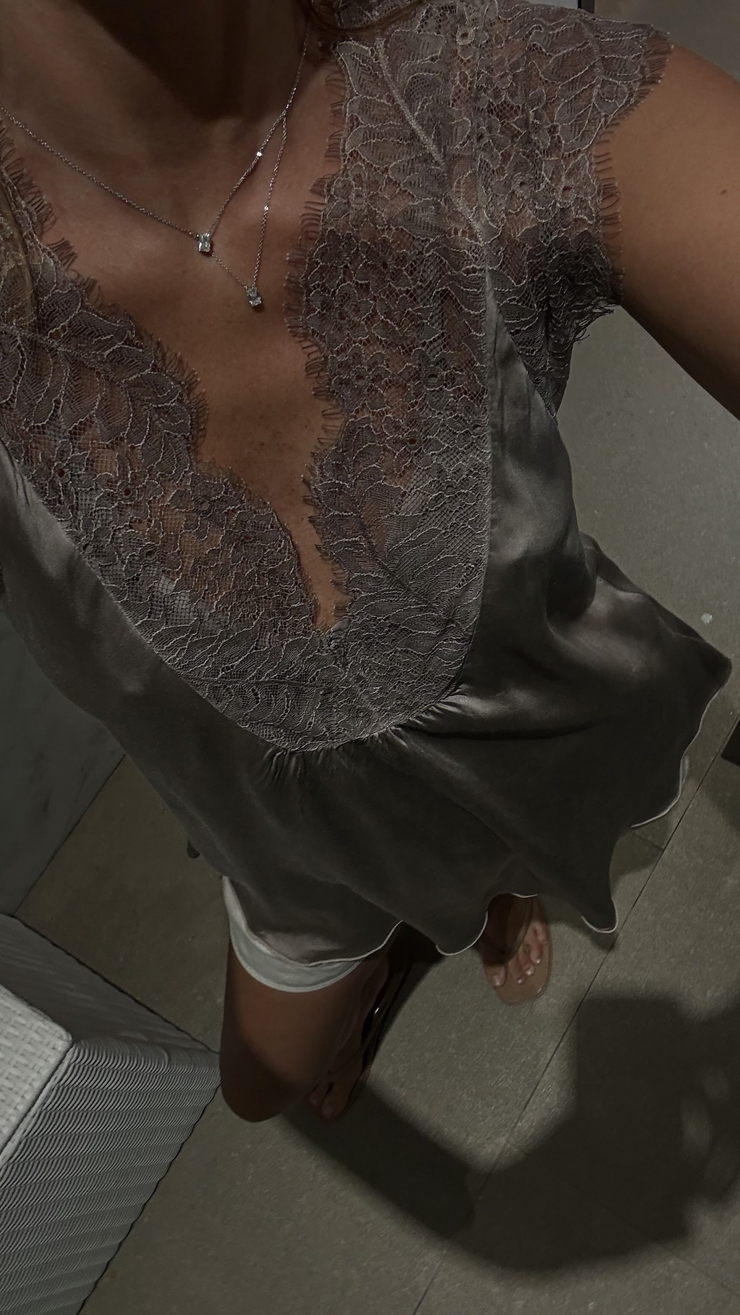 Топ с кружевом на вырезе и на плечах