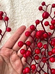 Ягоды красные искусственные на ветке, гроздь 16-17 ягод, 8 мм., набор 10 шт.