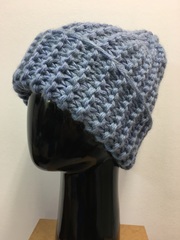 Женская зимняя шапочка крупной вязки голубого оттенка