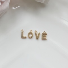 Слово из букв LOVE в позолоте
