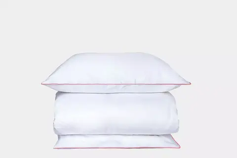 Постельное белье семейное Mollen белое с вишнево-ягодным кантом