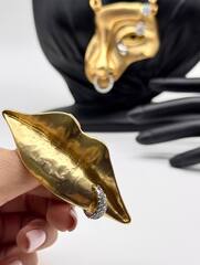 kolco-na-dva-palca-lips-s-pirsingom-v-stile-schiaparelli