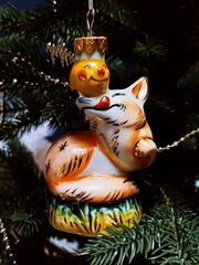 Елочная игрушка Лиса с колобком