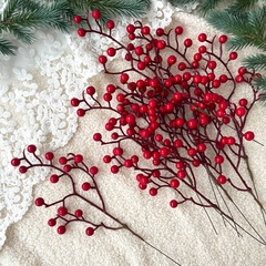 Ягоды красные искусственные на ветке, гроздь 16-17 ягод, 8 мм., набор 10 шт.