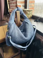 Женская большая плетеная сумка хобо из натуральной винтажной кожи голубого цвета