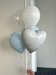 Фонтан из шаров в бело-голубых оттенках с сердцем