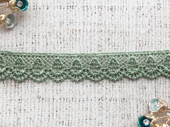 Кружево плетеное, ш. 2-2,2 см.