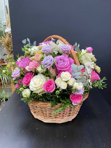 Корзина из микса роз и диантусов с зеленью