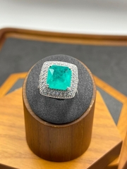 40059 - Роскошное, квадратное кольцо с кварцем цвета параиба с тройным рядом куб. цирконов