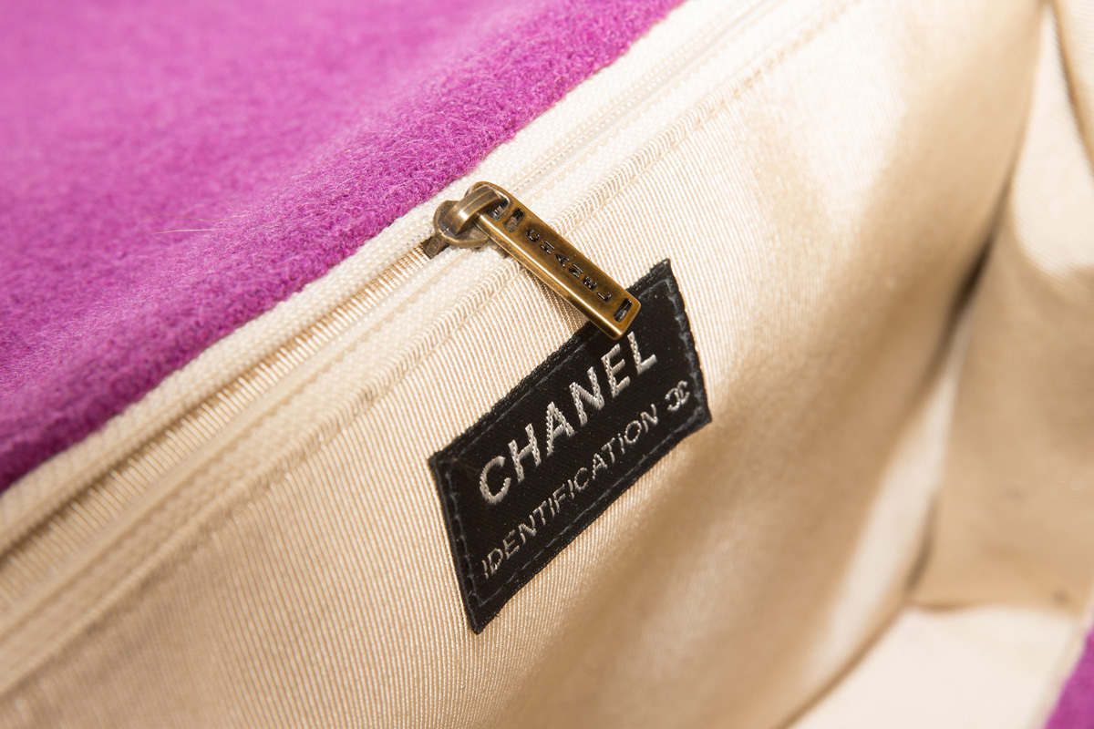 Красивая большая сумка из ткани сиреневого цвета от Chanel