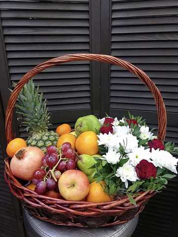 Цветы в корзинке с фруктами #98875