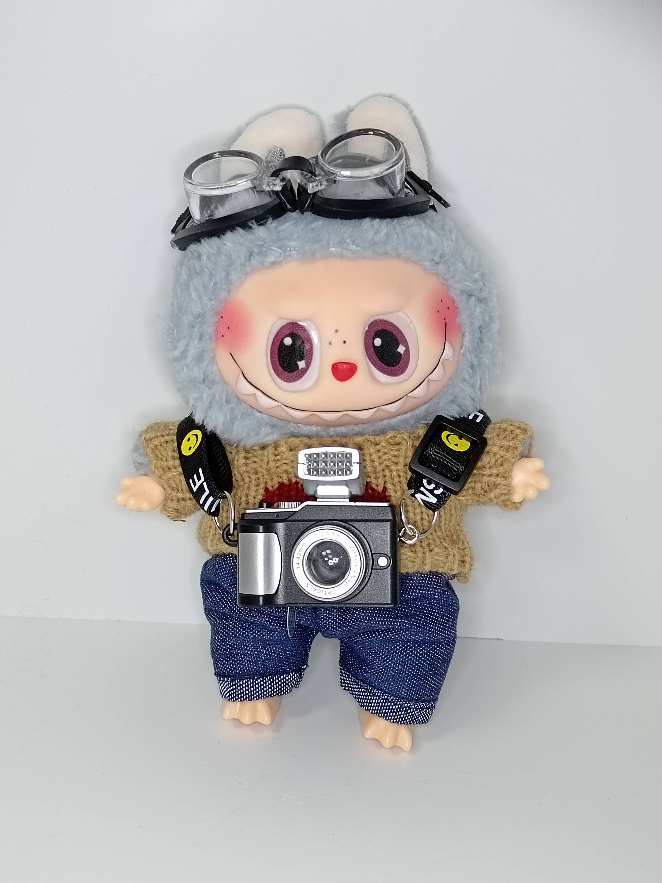 Мягкий брелок Лабубу с фотоаппаратом