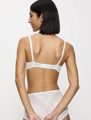 Бюстгальтер спейсер на косточках Triumph Wild Rose Sensation WP | Белый шелк
