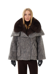 Серый шерстяной пуховик с меховым воротником