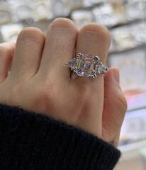 Кольцо с цветными кристаллами в огранке квадрат