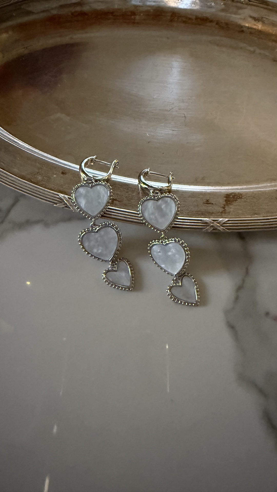 Серьги в виде трех сердец с натуральным перламутром