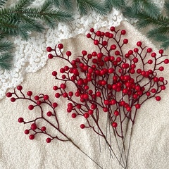 Ягоды красные искусственные на ветке, гроздь 16-17 ягод, 8 мм., набор 10 шт.