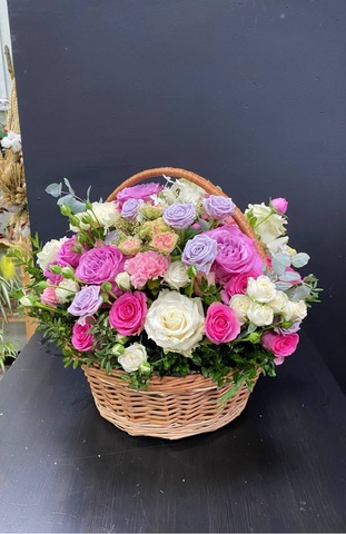 Корзина из микса роз и диантусов с зеленью