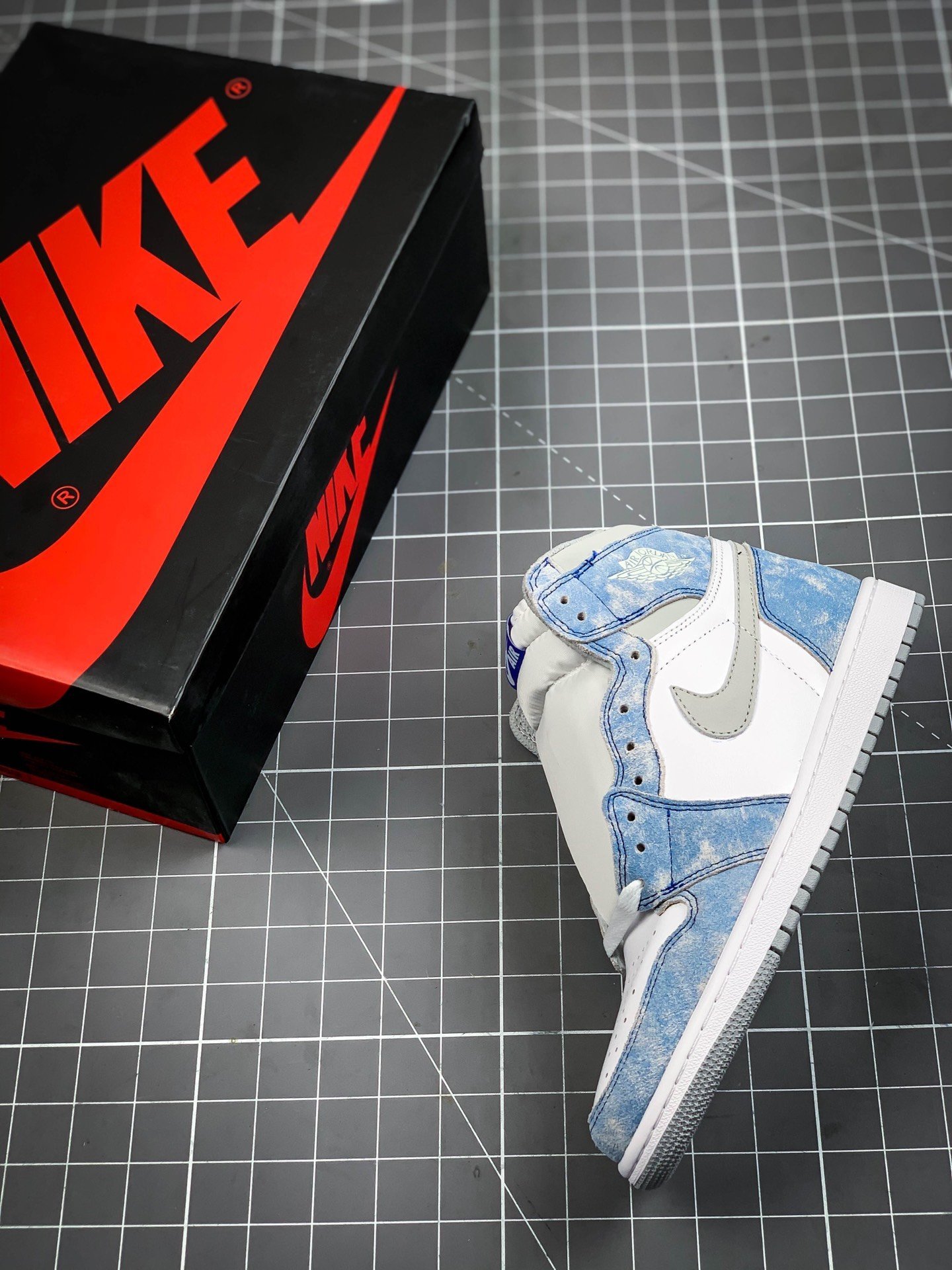 hyper royal smoke gray