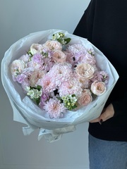 Букет из кустовых пионовидных роз, оксипеталума, маттиолы и хризантемы