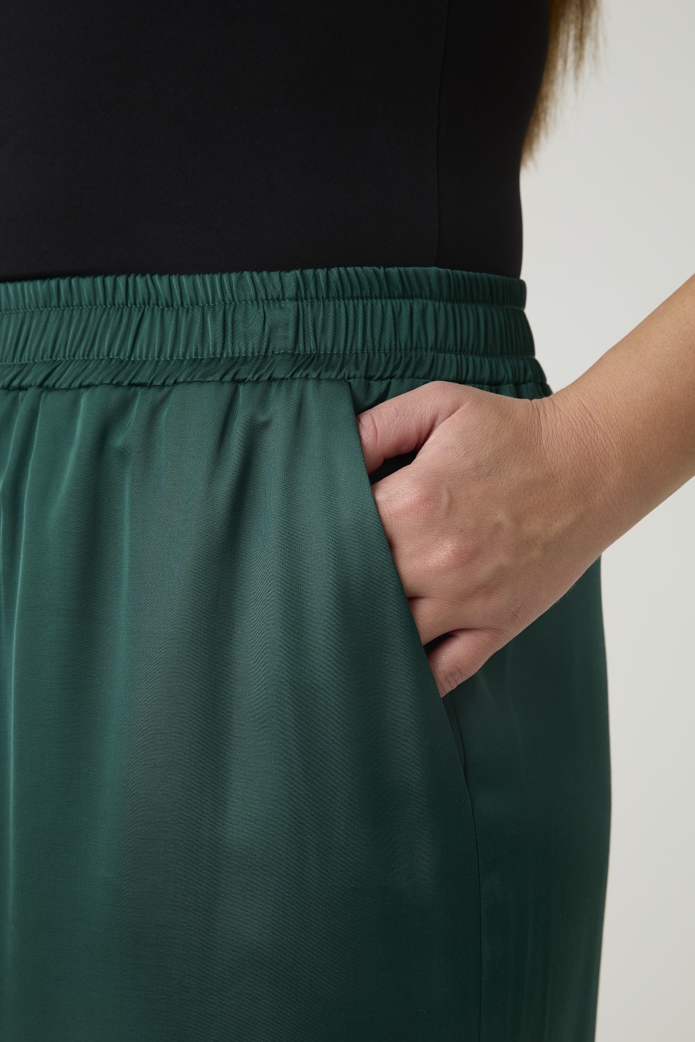 Брюки атласные на резинке, изумруд