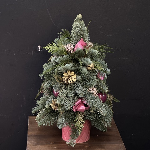 Елочка из нобилиса с лентами, шишками и елочными украшениями