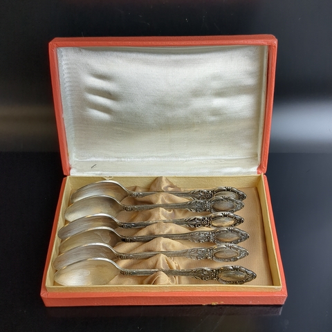 Набор из 6 чайных ложек с флоральным декором в коробке, мельхиор, Красносельская ювелирная фабрика, СССР, 1960-1980 гг.