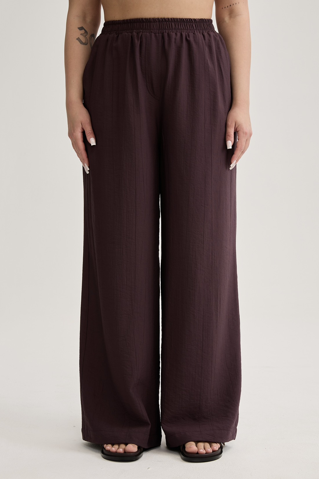 Брюки на резинке из жатой вискозы, трюфель