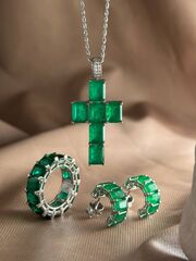 Крест GRAFF из серебра 925пробы с изумрудными багетными фианитами