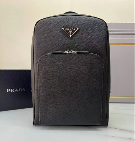 Рюкзак Prada из сафьяновой кожи с треугольным логотипом