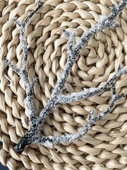 Ветка со снегом искусственная, коряга, дерево искусственное, зимний декор, 24 см, набор 10 штук.