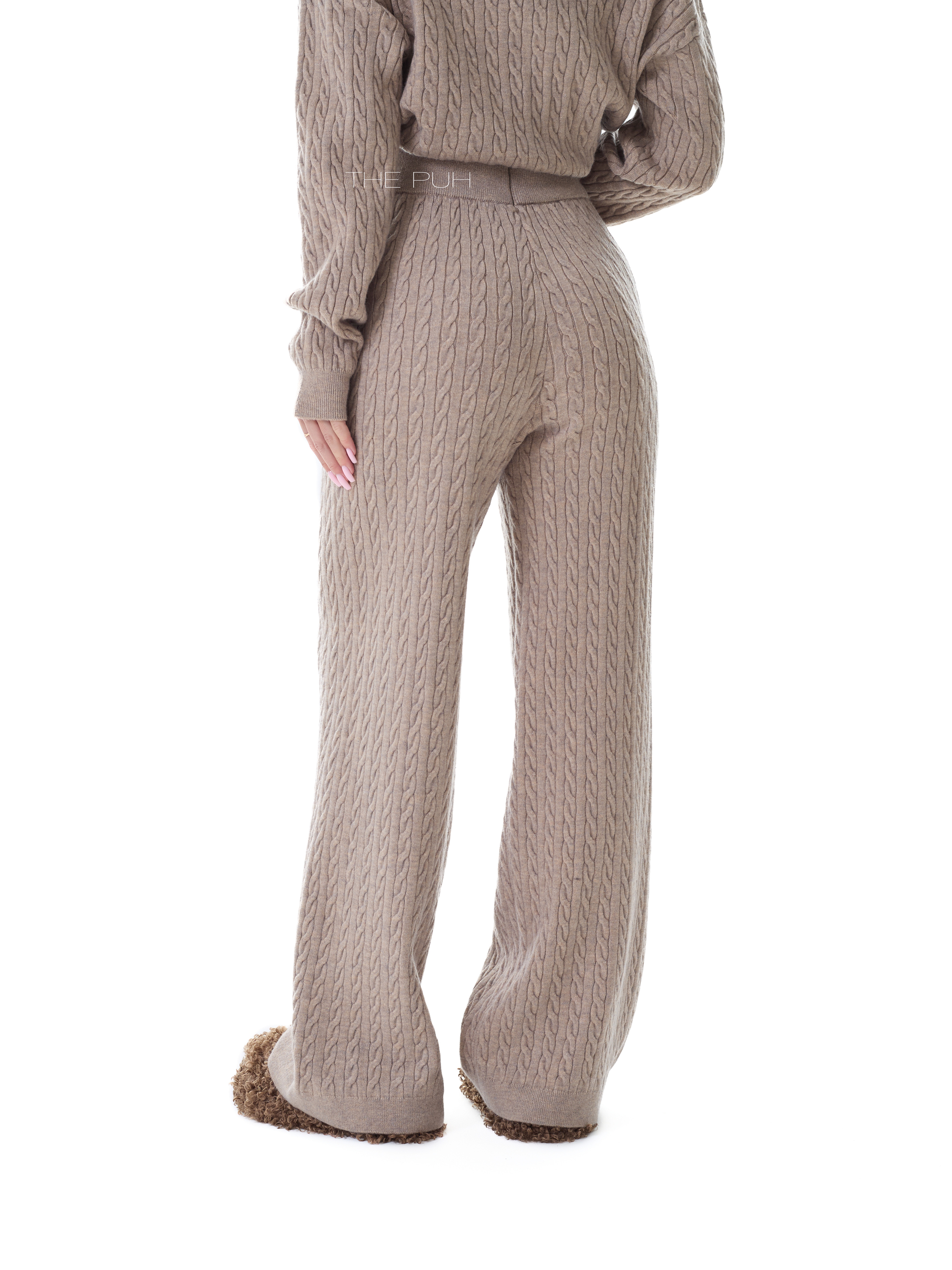 Трикотажный костюм цвета капучино в косичку