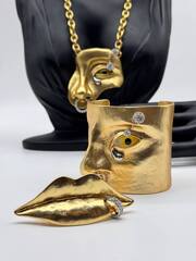 kolco-na-dva-palca-lips-s-pirsingom-v-stile-schiaparelli