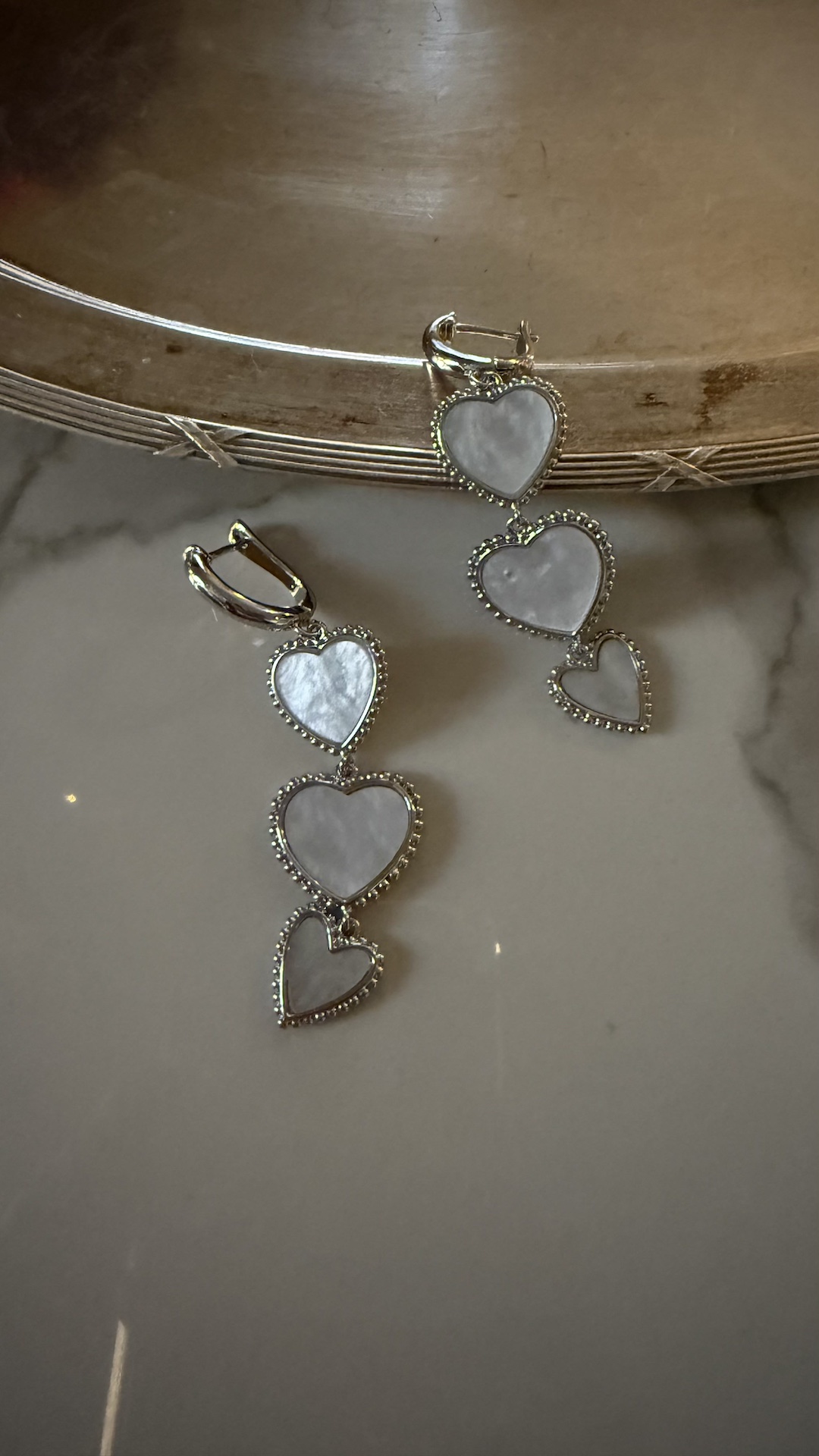 Серьги в виде трех сердец с натуральным перламутром