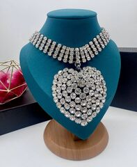 kole-alexandra-rich-s-kristallami-s-podveskoj-serdce