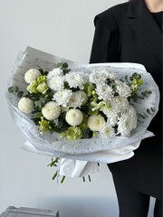 Букет из хризантемы, лизиантуса,орнитогалума, хелеборуса и эвкалипта