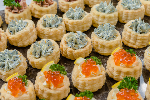 Сет волованов с красной икрой, гусиным паштетом и тобико, 24 шт.