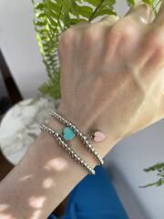 51889- Браслет-дорожка Tiffany из серебряных бусин с подвеской сердце lux с мятной эмалью