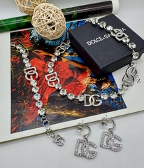 kole-choker-dolce-g-s-kristallami-i-podveskami-logo