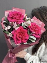 Дуо-букет с малиновыми французскими розами и альстромериями