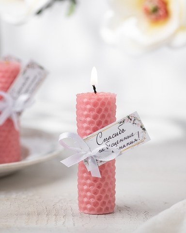 Свеча-бонбоньерка в подарок гостям из розовой медовой вощины